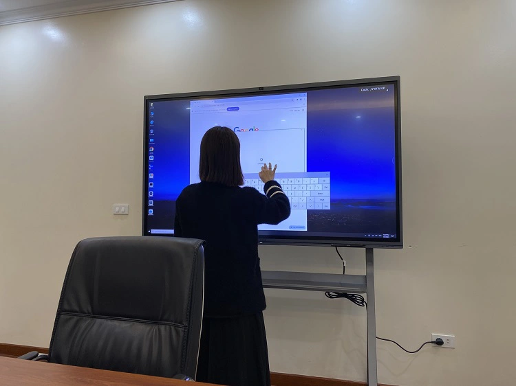 Chân đế di động Maxhub ST41B sau khi gắn màn hình