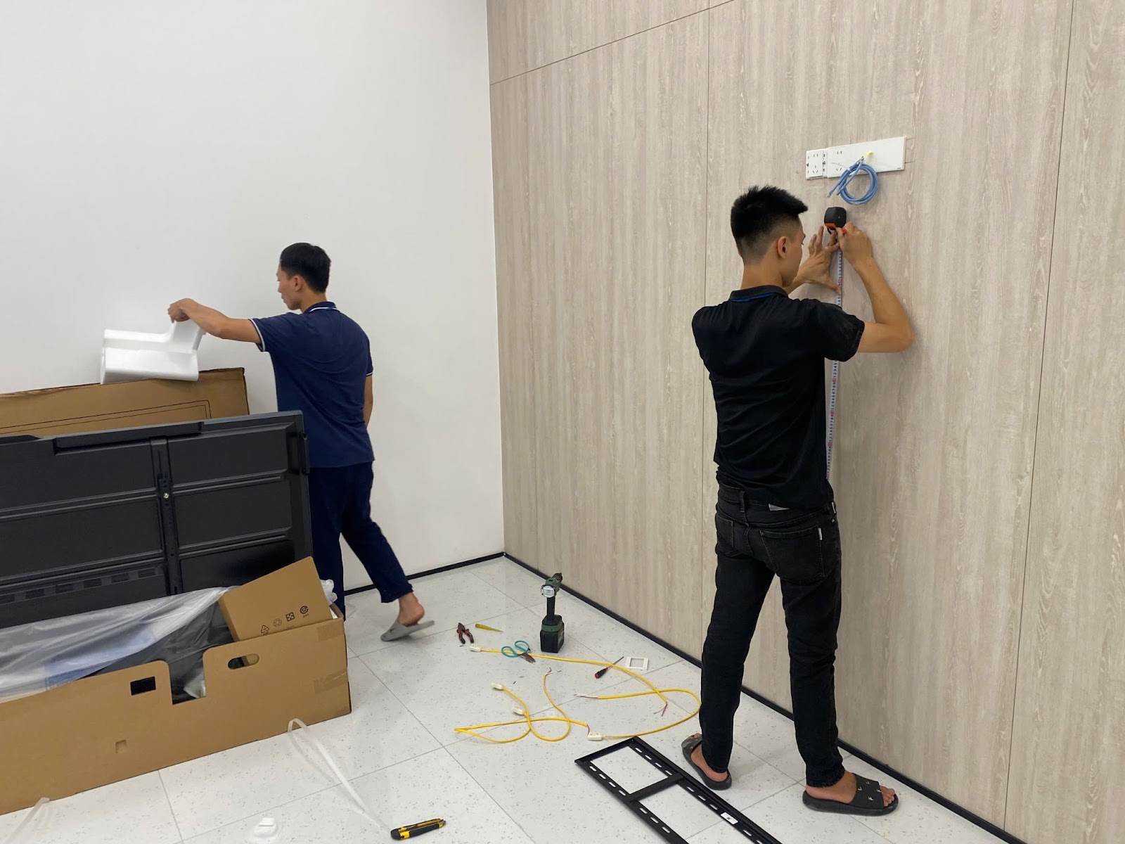 Kiểm tra màn hình trước khi treo