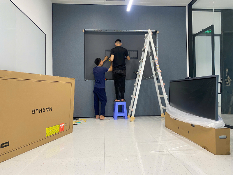 Kỹ thuật viên Maxone tiến hành đo đạc vị trí lắp màn hình