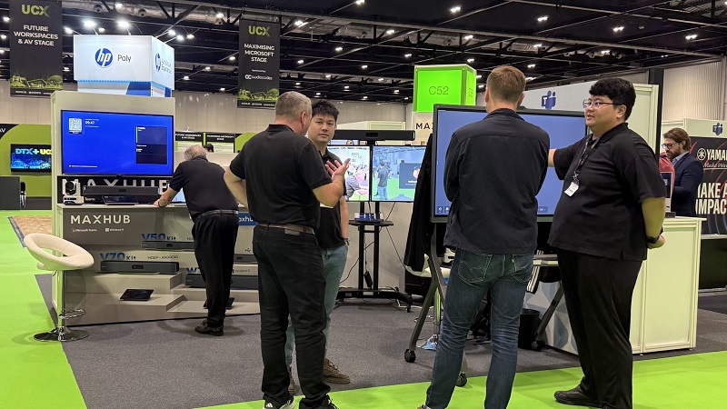 Maxhub giới thiệu đến khách tham quan tại triển lãm UCX London 2025