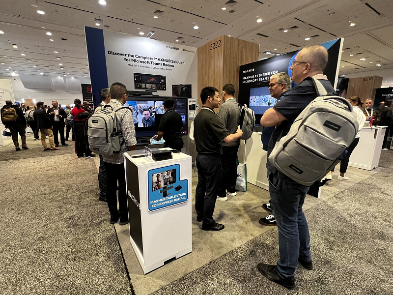 Khách hàng tham quan gian hàng của Maxhub tại sự kiện Microsoft Ignite 2025