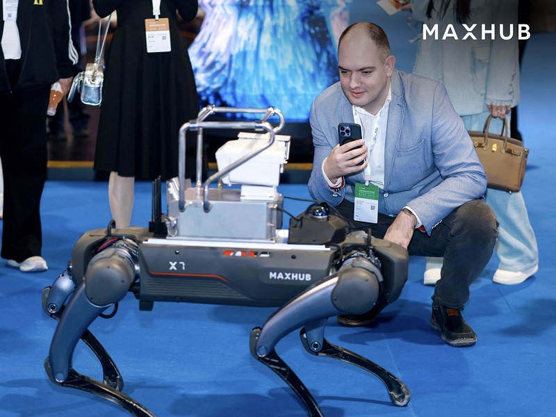 Hình ảnh thực tế gian hàng Maxhub tại triển lãm AIE