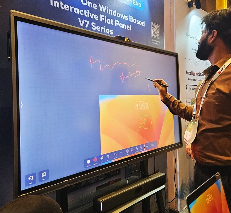 Hình ảnh thực tế từ gian hàng Maxhub tại sự kiện