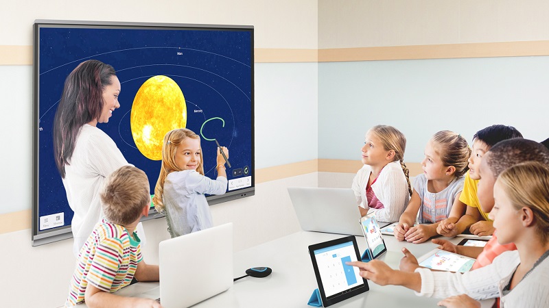 Màn hình tương tác thông minh ngày càng ứng dụng cao trong giáo dục